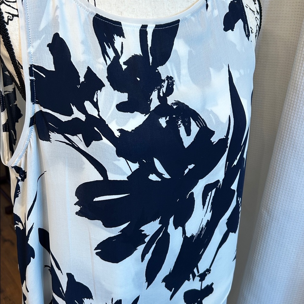 White House Black Market Navy and White Floral Blouse, Large, Sleeveless - Picture 2 of 6